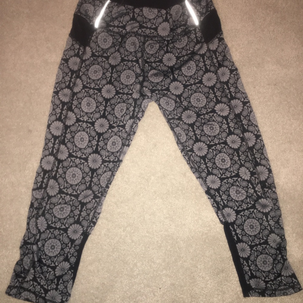 Great condition flower medallion yoga pants